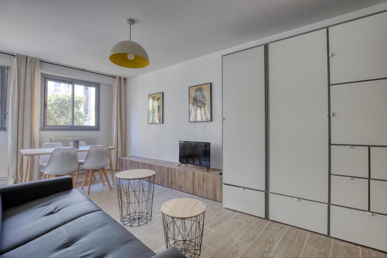 Charming In The Heart Of The 19th Appartement